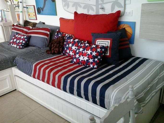 Posteľ, matrac, vankúše, červeno-modro-biele sfarbenie