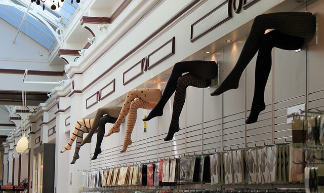 Plastové figuríny ženských nôh s pančuchami, zavesené na stene.jpg