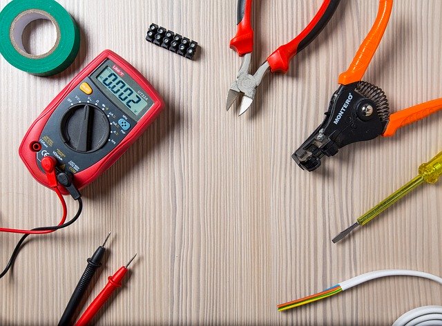 Nástroje na opravu elektriny a merací prístroj na stole